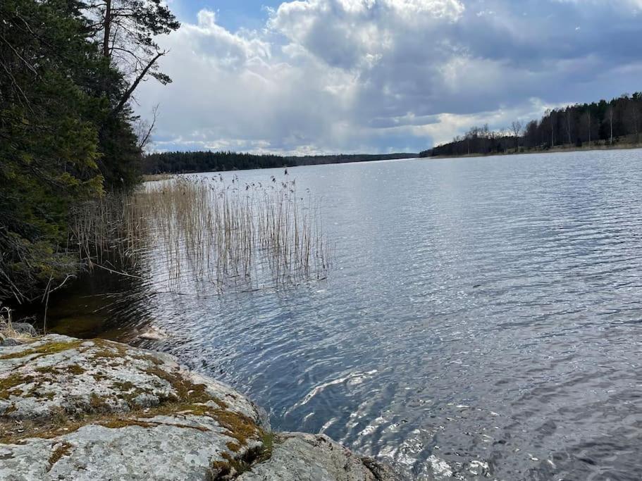 Nyrenoverat Strandnaera Med Fantastisk Utsikt Rimbo 外观 照片